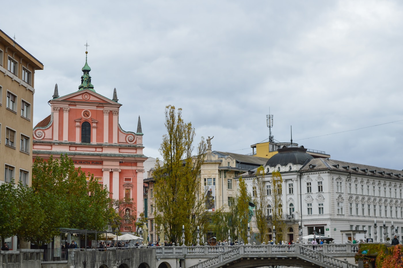 Ljubljana ob reki, most in fasade v umirjeni svetlobi